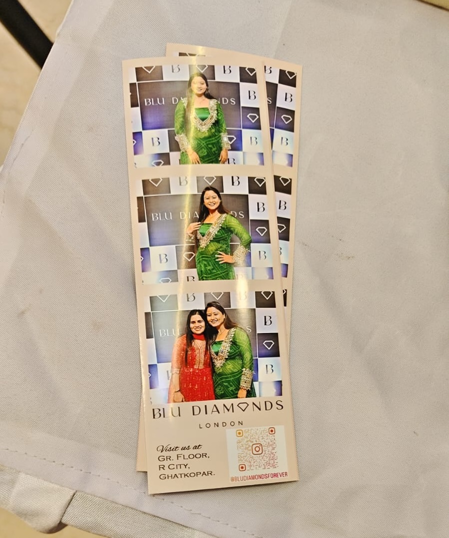 Photobooth strips with store QR